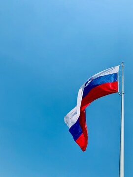 Slovenska zastava, slika je simbolična